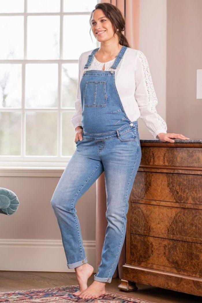 Femme shop enceinte salopette
