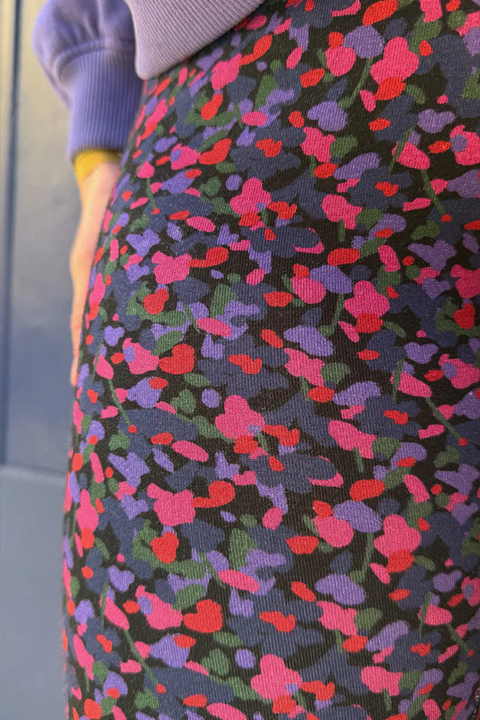 Gros plan sur le legging de grossesse Tajinebanane Flowher, montrant le motif abstrait multicolore violet, rose, rouge et vert | mummy nantes