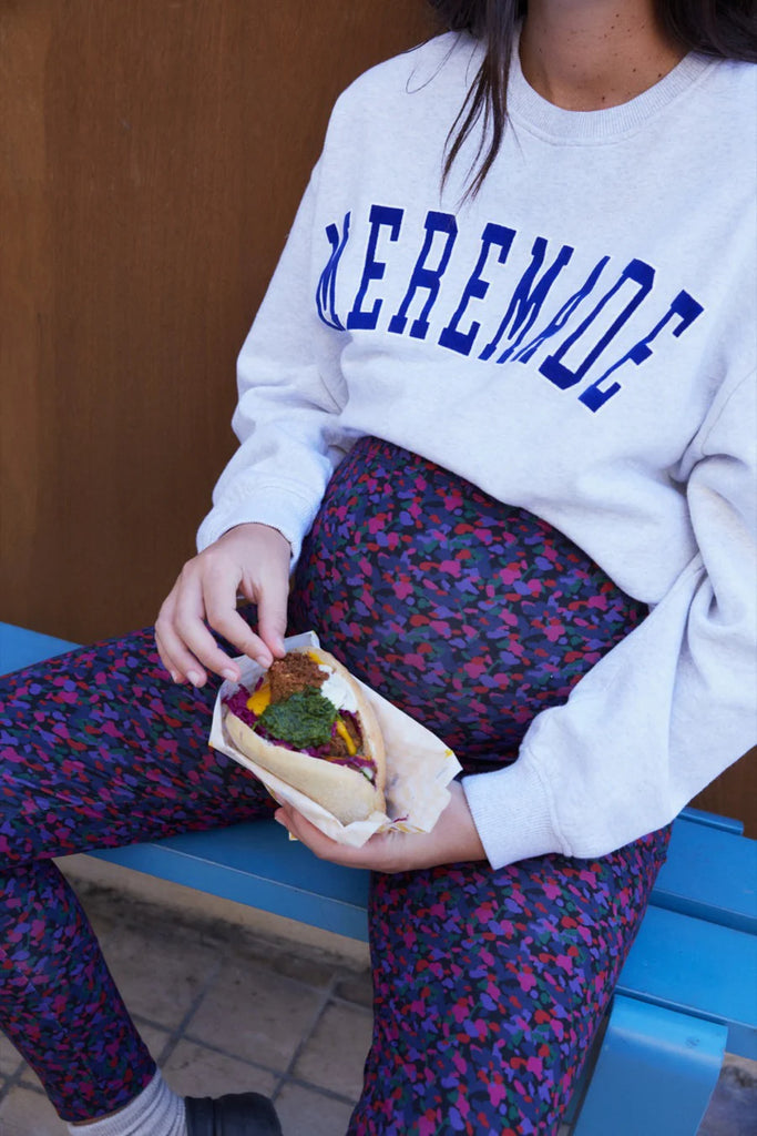 Femme enceinte assise portant le legging de grossesse Tajinebanane Flowher, ventre arrondi visible | MUMMY NANTES