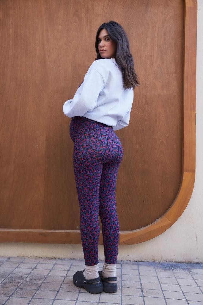 Look femme enceinte de dos portant le legging de grossesse Tajinebanane Flowher, motif coloré visible sur l’ensemble de la silhouette | mummy nantes