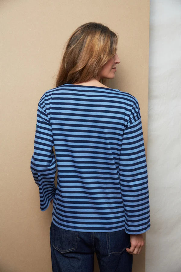 T-shirt maternité style marinière bleu, vu de dos coupe ample et confortable, manches longues – MUMMY NANTES