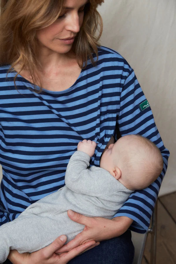 femme qui allaite avec T-shirt d’allaitement doux en jersey bleu marine à rayures, col bateau – MUMMY NANTES