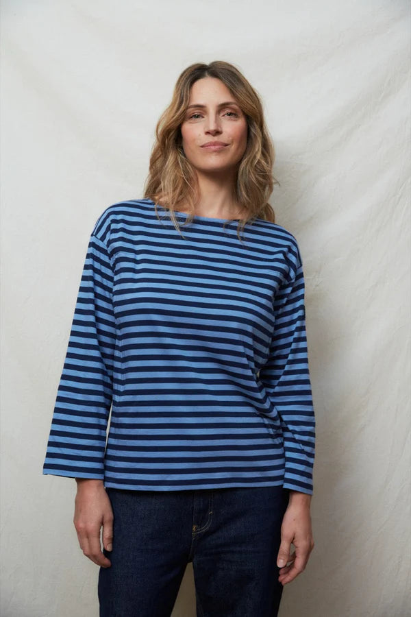 Femme portant T-shirt allaitant de face marinière bleu en coton bio, manches longues et col bateau – MUMMY NANTES