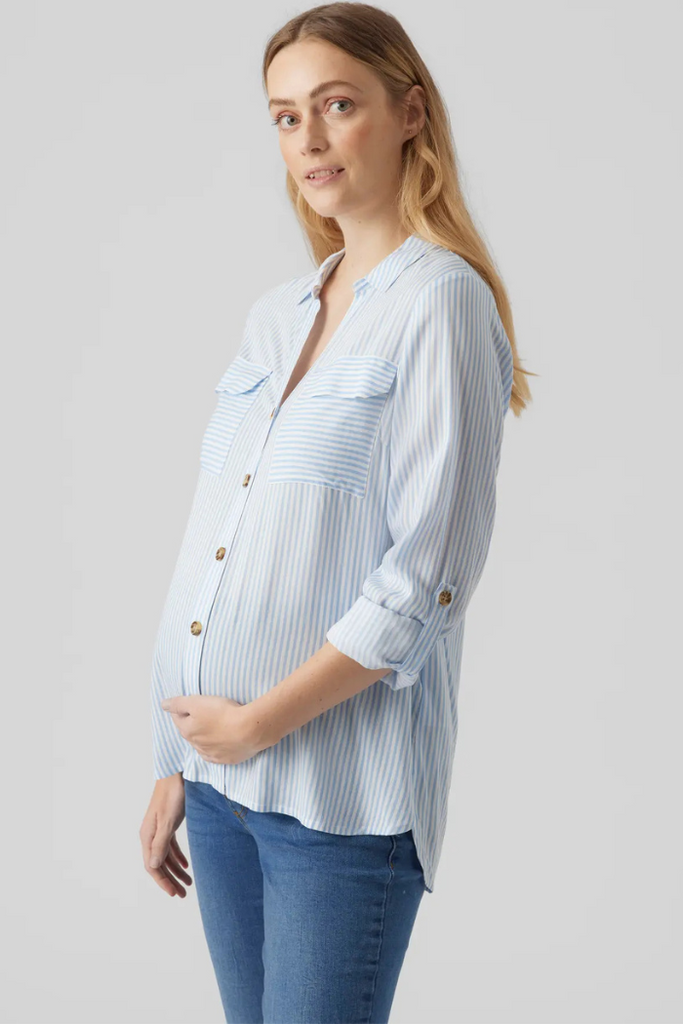 Chemise rayée bleue maternité et allaitement - vue de profil sur femme enceinte - MUMMY NANTES