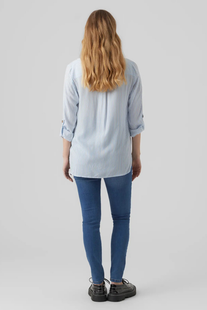 Chemise rayée bleue grossesse et allaitement vu de dos sur femme enceinte - MUMMY 