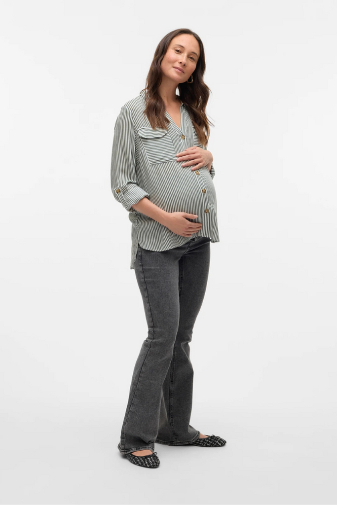 Chemise maternité grossesse et allaitement rayée kaki vue entière sur une future maman