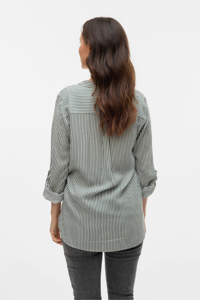 Chemise grossesse et allaitement vue de dos portée par une femme enceinte - MUMMY NANTES 