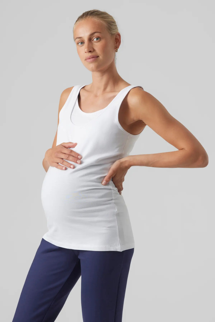 Femme enceinte portant un débardeur blanc de grossesse et allaitement | MUMMY NANTES 