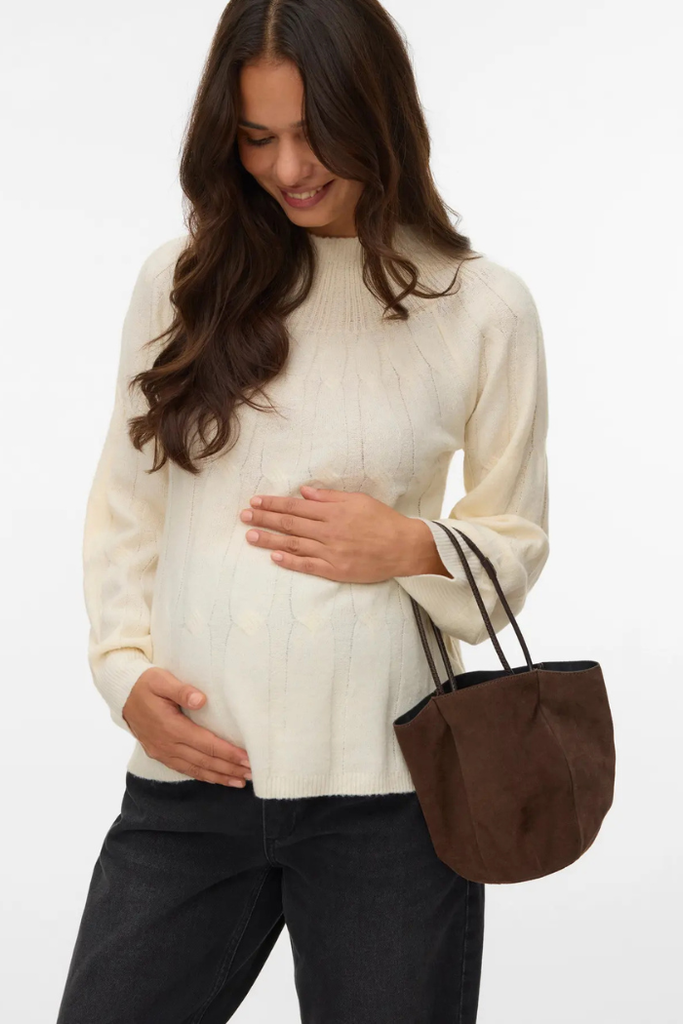 Femme enceinte portant un pull de maternité écru confortable – Mummy Nantes