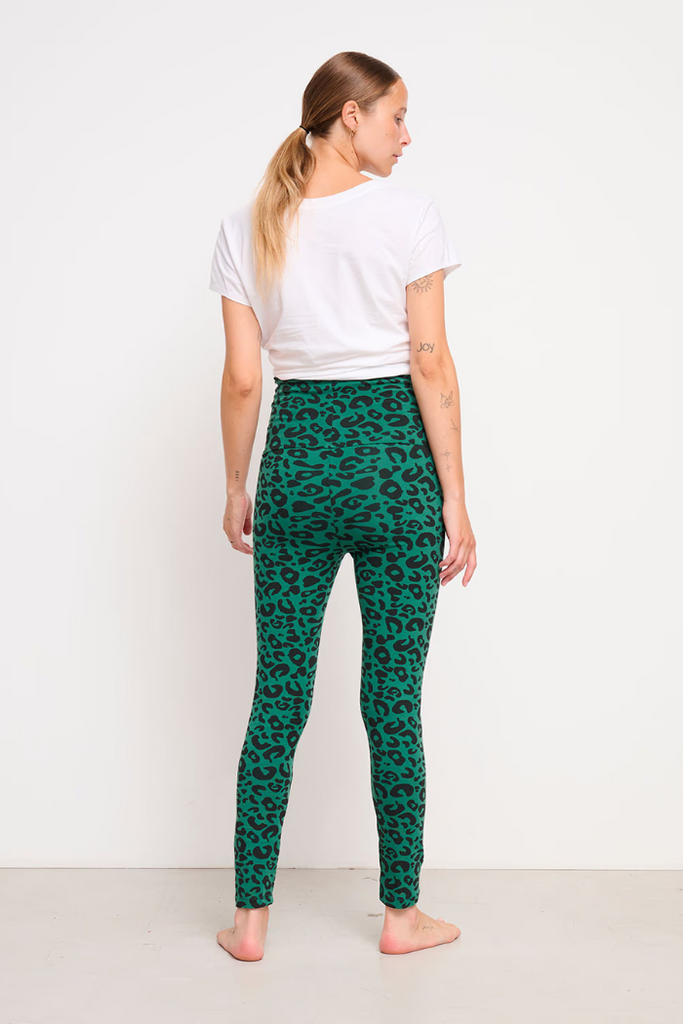 Legging grossesse stretch vert à motif léopard, adapté aux futures mamans pour un look tendance vue de dos – MUMMY NANTES