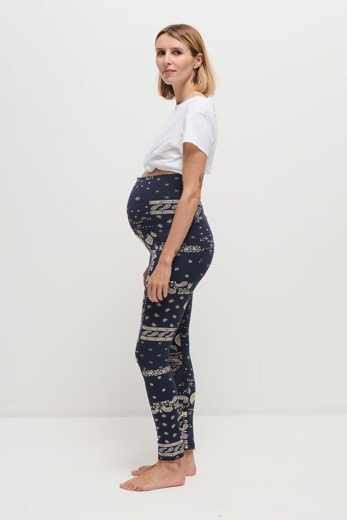 Legging de maternité extensible et confortable en coton bio, imprimé bandana vue de profil - mummy nantes