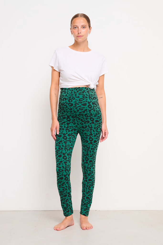 Legging maternité confortable vert imprimé animalier, vue de face, mode femme enceinte – MUMMY NANTES