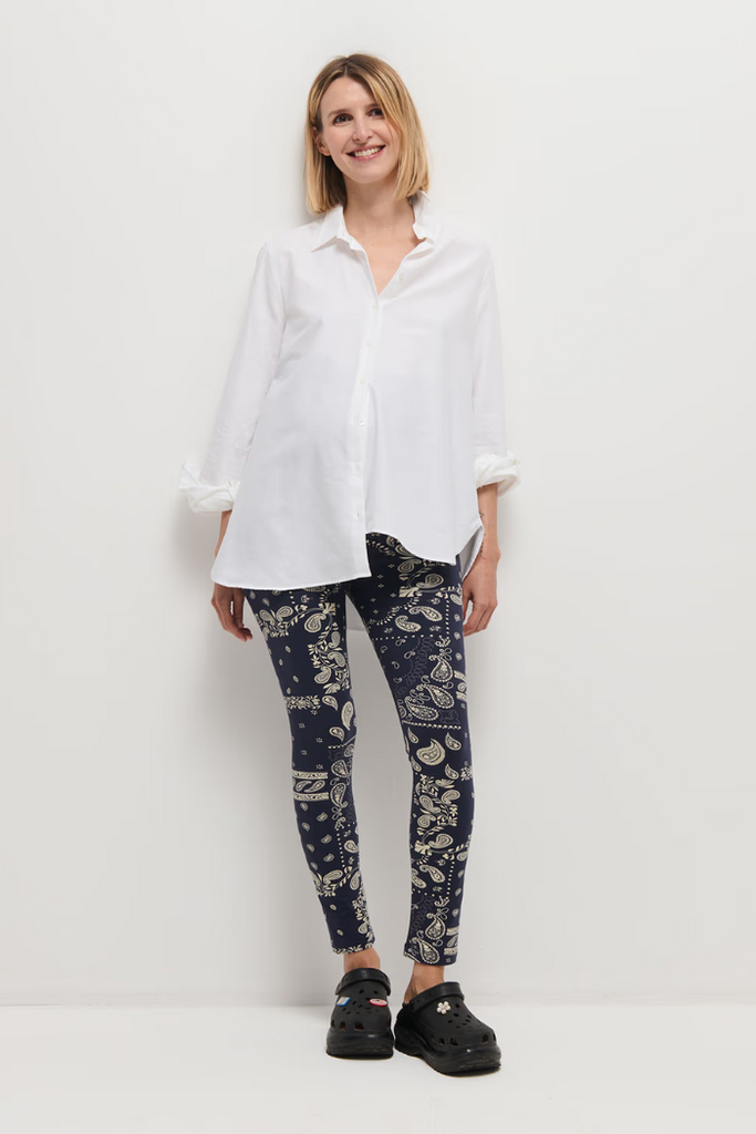 Legging de maternité imprimé bandana porté avec une chemise blanche ample - mummy nantes