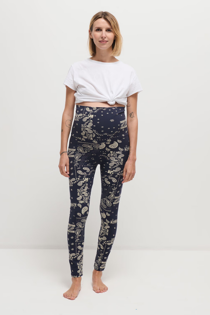 legging de maternité imprimé bandana bleu vue de face - mummy nantes