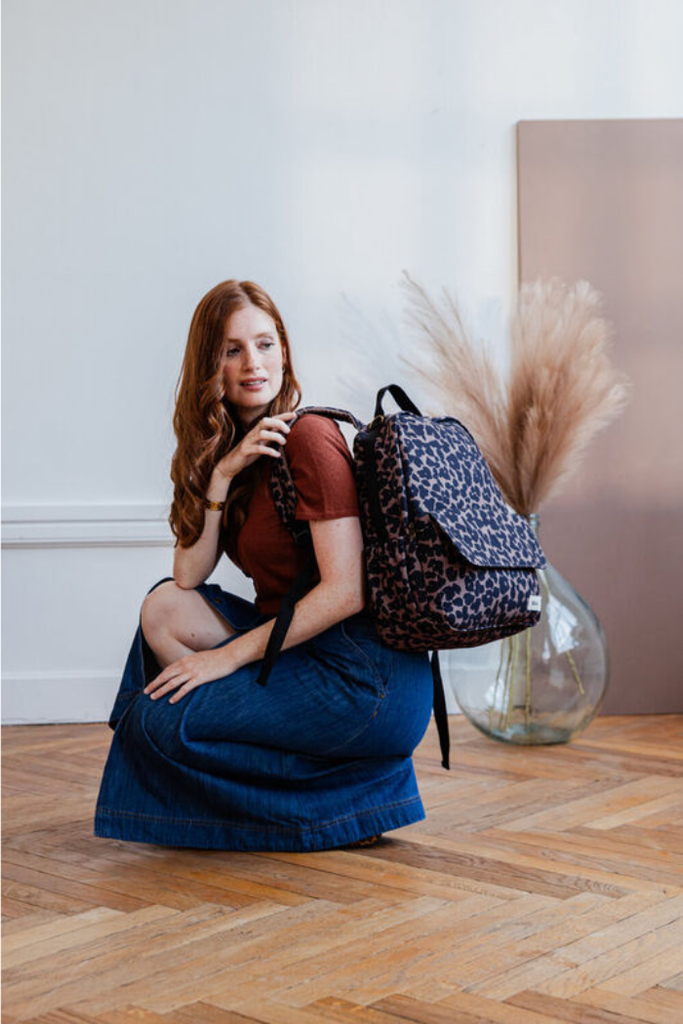 Maman portant le sac à dos à langer Béaba imprimé léopard – MUMMY Nantes