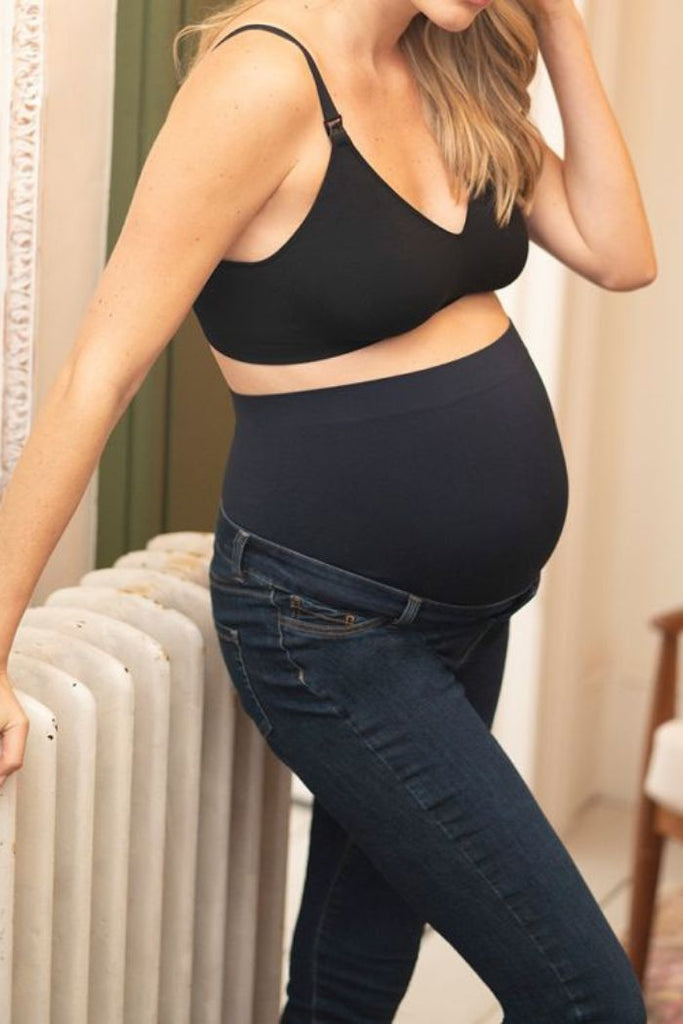 femme enceinte portant un jean de grossesse à bandeau haut