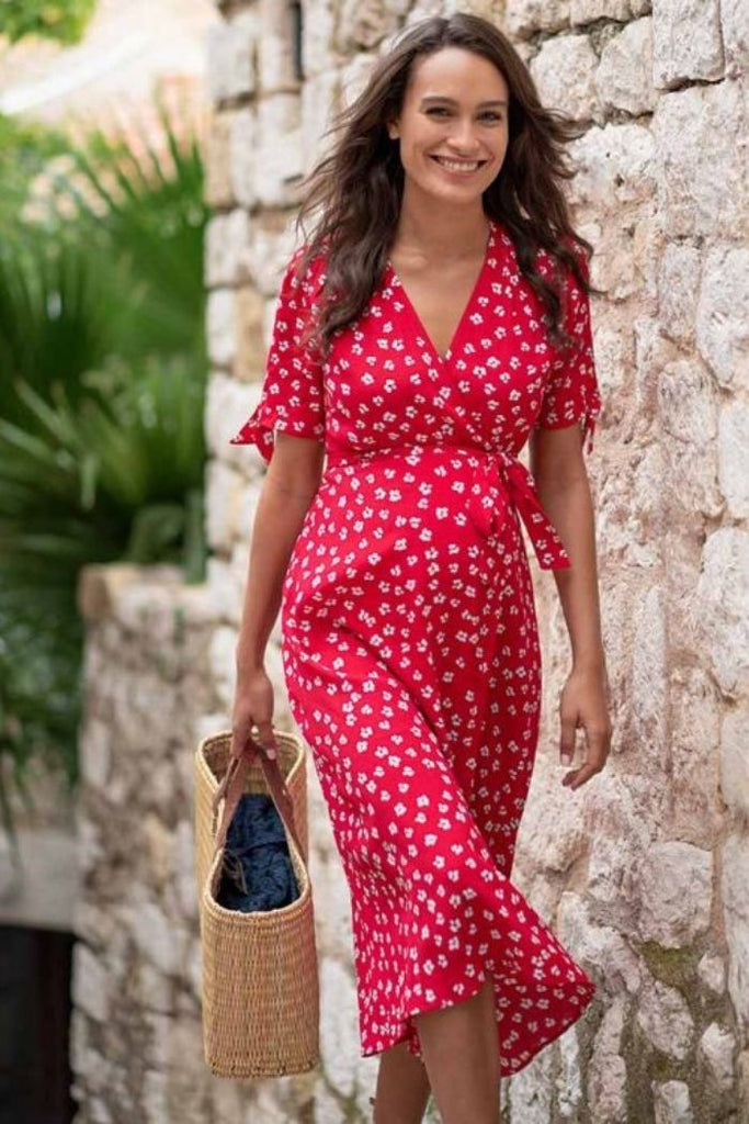 femme enceinte en robe de grossesse rouge