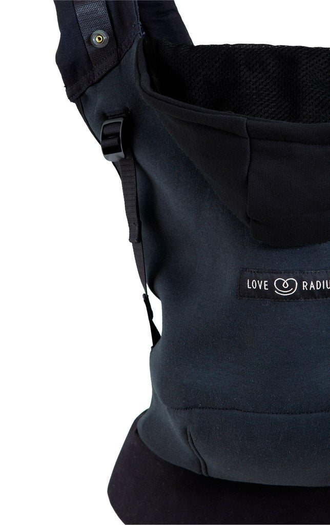Porte-bébé physiologique HoodieCarrier Black Forest | 0m+ - Mummy Nantes