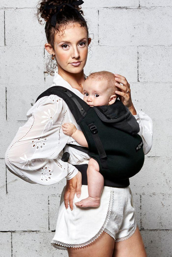 Porte-bébé physiologique HoodieCarrier Black Forest | 0m+ - Mummy Nantes