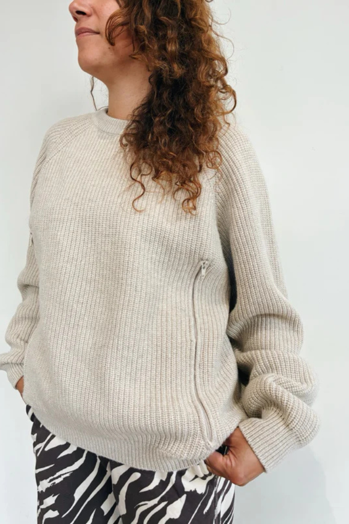 Pull de grossesse et d'allaitement beige en maille douce et confortable, coupe ample et féminine – MUMMY NANTES