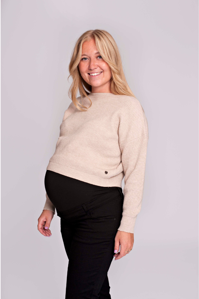 Pull cropped de grossesse beige, maille douce et coupe moderne vu de profil | mummy nantes 