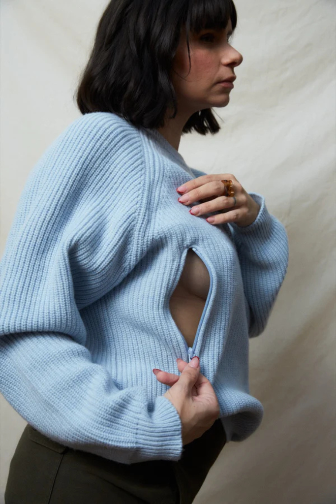 Pull d’allaitement bleu avec ouvertures zippées discrètes, conçu pour un allaitement pratique et élégant | MUMMY NANTES