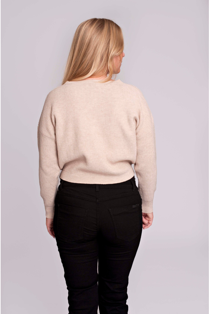 Vue de dos d’un pull cropped beige pour femme enceinte - mummy nantes
