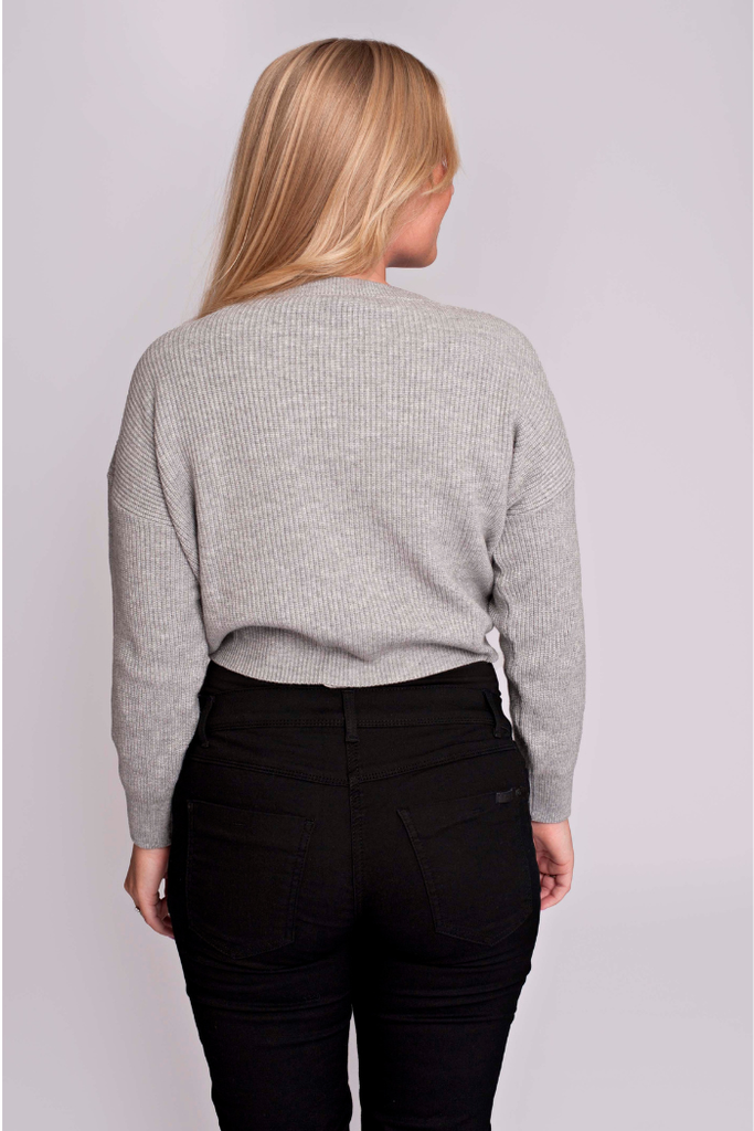 Vue de dos d’un pull cropped gris lumineux porté par une femme enceinte | MUMMY NANTES