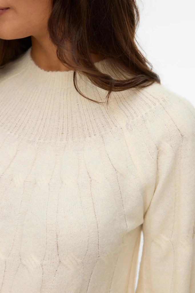 Détail du col et de la maille torsadée du pull de grossesse écru – Mummy Nantes