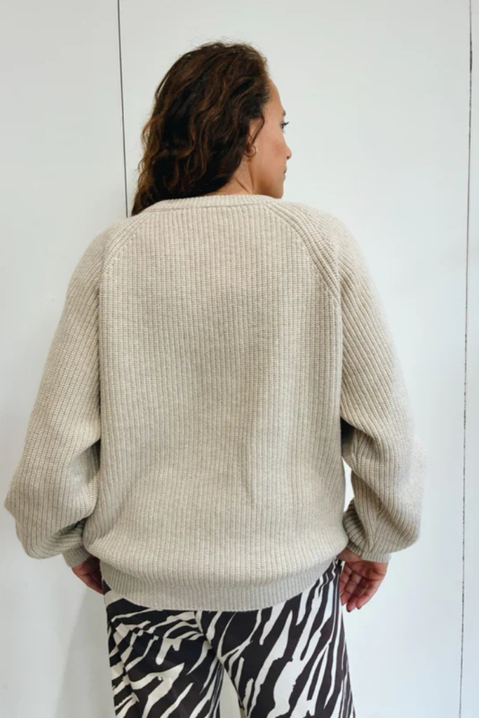 Vu de dos pull beige en maille, texture douce pour futures mamans – MUMMY NANTES