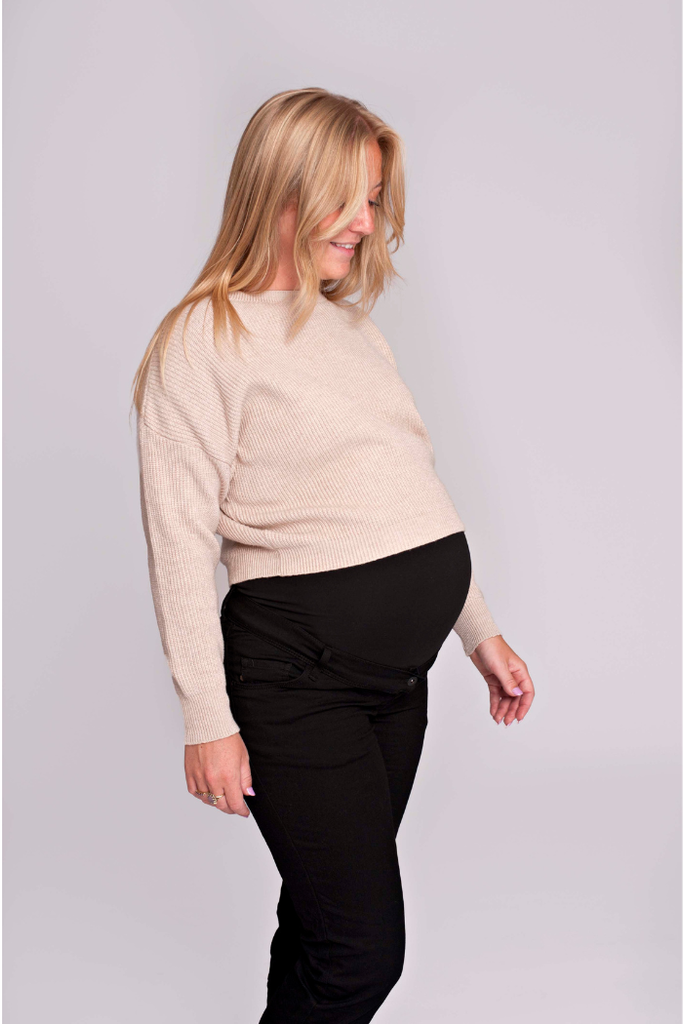 Pull de grossesse cropped beige en maille, silhouette de profil | mummy nantes
