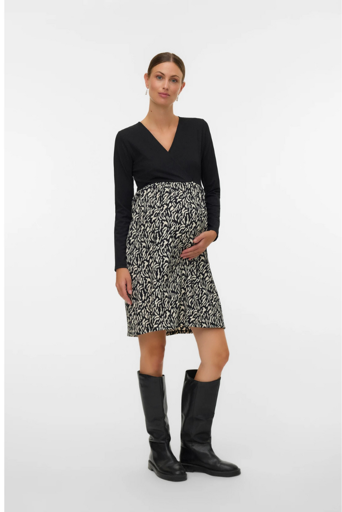 robe de grossesse à imprimés noir et blanc vue sur femme enceinte