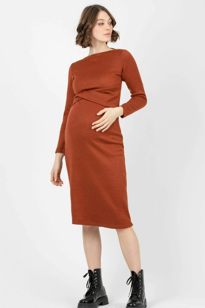 robe longue de grossesse portee par femme enceinte  couleur terracotta mummy nantes