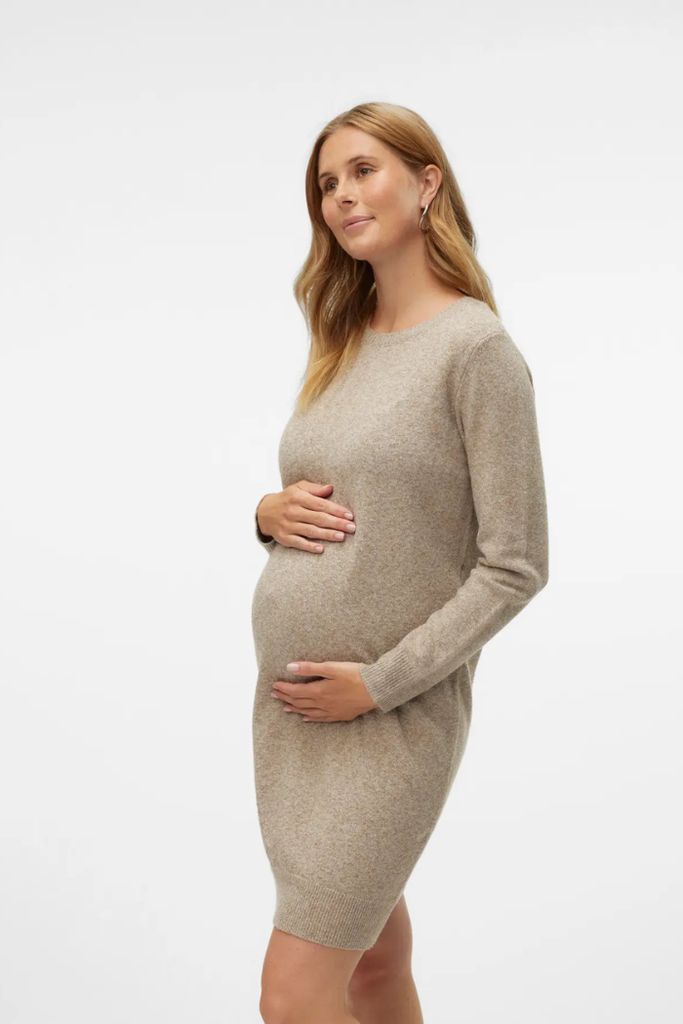Femme enceinte portant une robe pull beige chiné Vero Moda Maternity, vue 3/4 | MUMMY NANTES