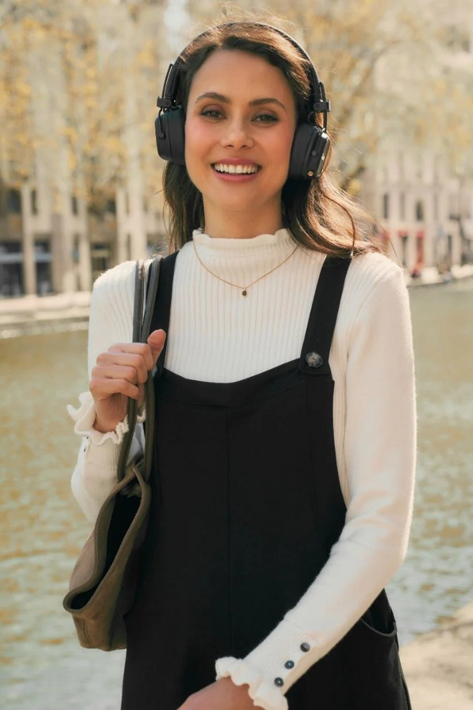Look casual avec la salopette de maternité Audrey noire associée à un pull – MUMMY NANTES