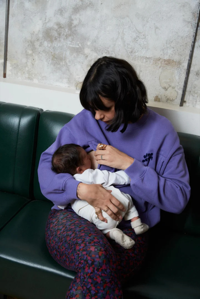 Maman allaitant son bébé avec le sweat d’allaitement violet Tajinebanane | mummy nantes