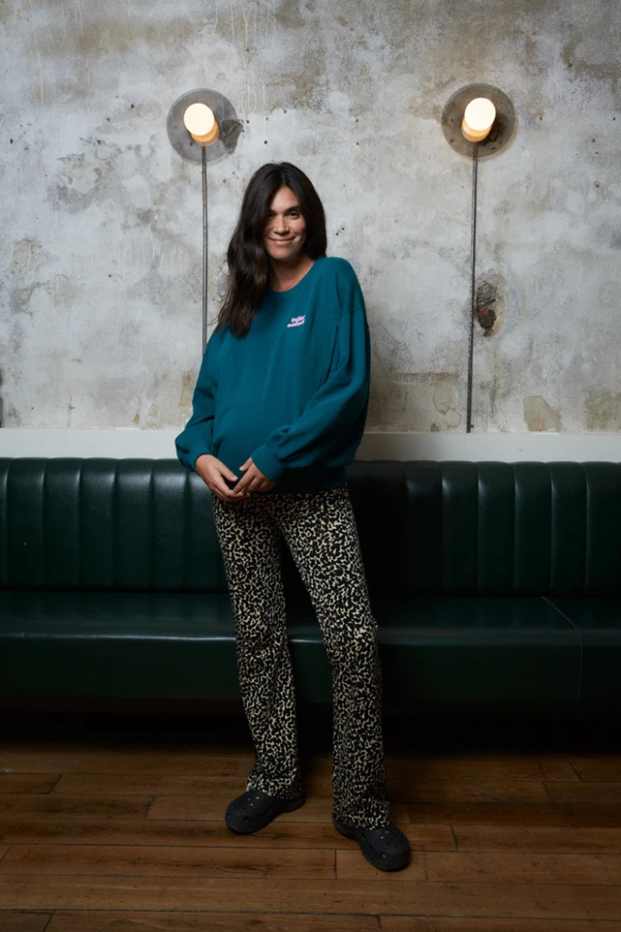 Look femme enceinte portant un sweat d’allaitement vert émeraude Tajinebanane avec ouvertures discrètes – MUMMY Nantes