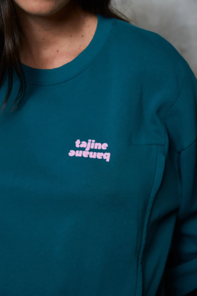 Logo rose Tajinebanane sur sweat vert émeraude pour grossesse et allaitement – MUMMY Nantes