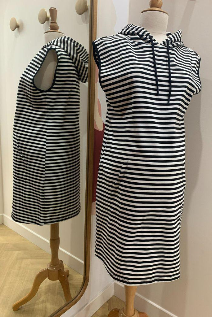 Robe sweat de grossesse sans manche à capuche - Blanc/noir - Mummy Nantes