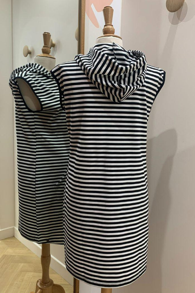 Robe sweat de grossesse sans manche à capuche - Blanc/noir - Mummy Nantes